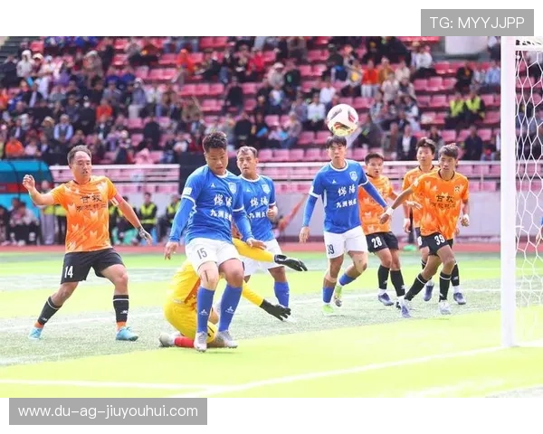 围绕世达足球纯黄展现专业球迷热爱与绿茵竞技魅力动人故事新篇章